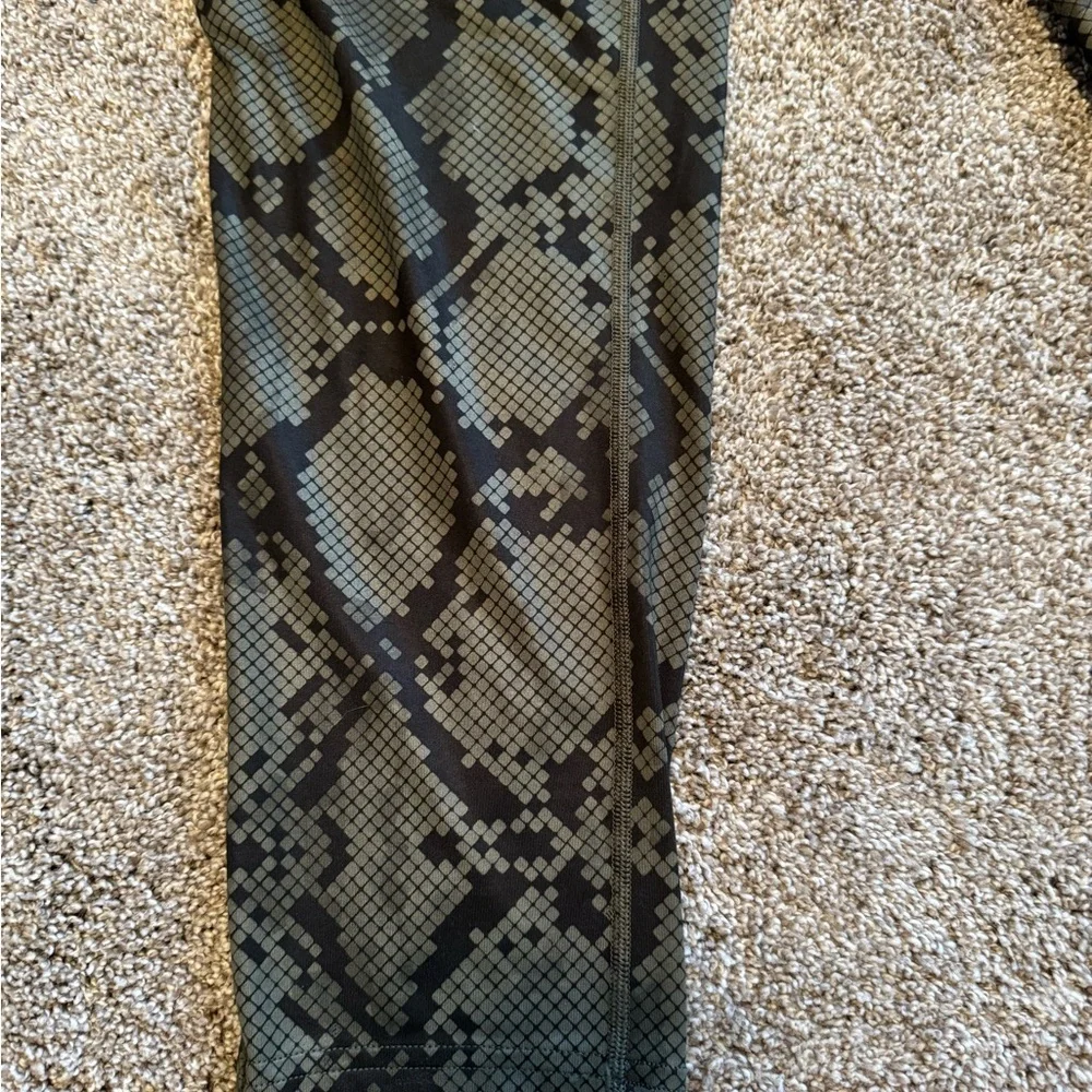 Lululemon Athletica Women’s Jet Crop Green Snake Print Pants Size 4 - Picture 5 of 7